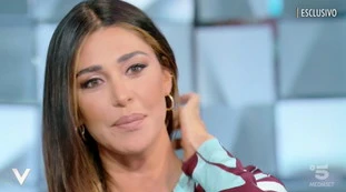 Belen Rodriguez? Mentre parla Fabio Fazio... un gesto clamoroso, "che cosa le sta succedendo"