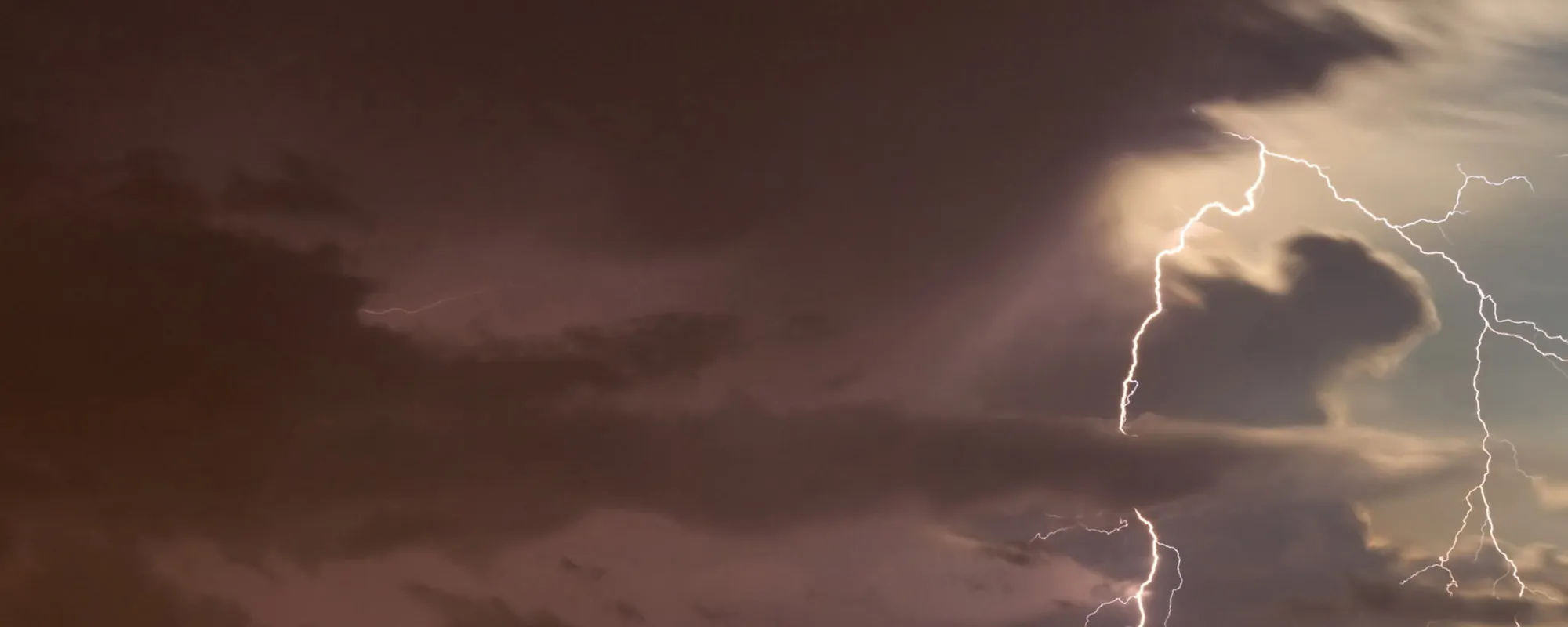 Meteo, l'ora dei temporali. Poi la svolta: che tempo farà il 25 aprile