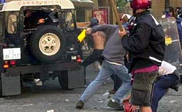 Quel pestaggio ha ribaltato la narrazione sugli agenti iniziata alla Diaz