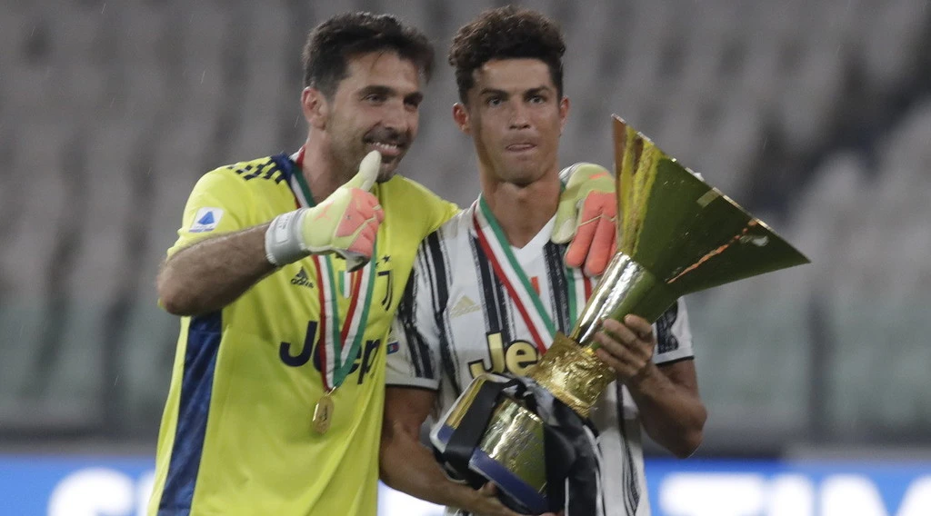 Juventus, sette giocatori via dall'isolamento senza l'ok della Asl: ipotesi di reato penale. Caos-coronavirus