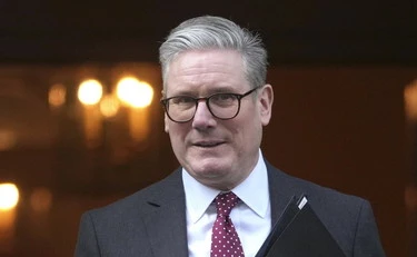 Per fermare l’ascesa record di Farage Starmer chiude la porta agli immigrati