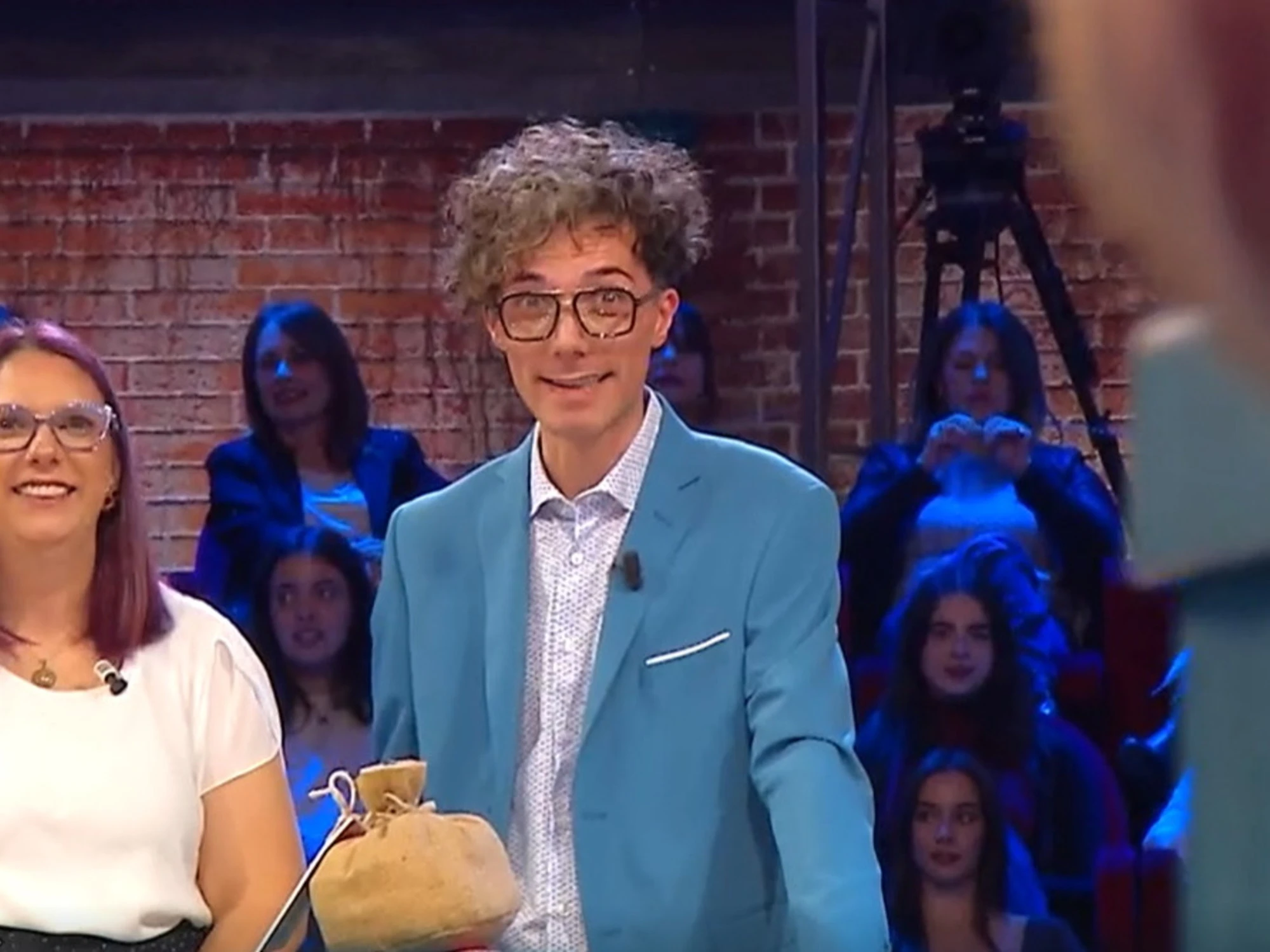 Affari Tuoi, "vengo a fare le pizze": De Martino sfotte Fausto, finisce malissimo