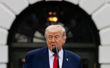 Iran, la giornata. Trump e la foto con la mitragliatrice: "L'Iran si dia una regolata"