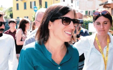 Elly Schlein, pagliacciata a Cernobbio: così la leader dem ha toccato il fondo