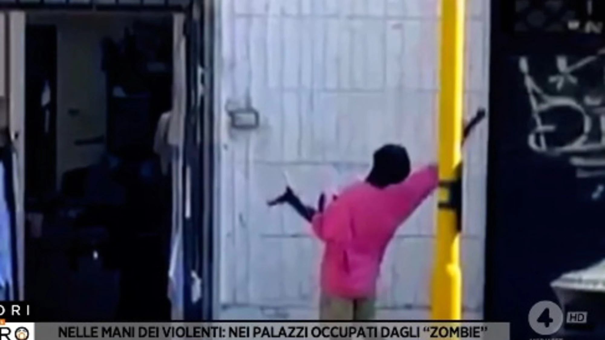 Fuori dal coro, l'inviata tra gli immigrati "zombie violenti" di Roma: presa a bottigliate