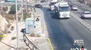 Israele, il camion a folle velocità sfonda la fermata del bus: il video dell'attentato