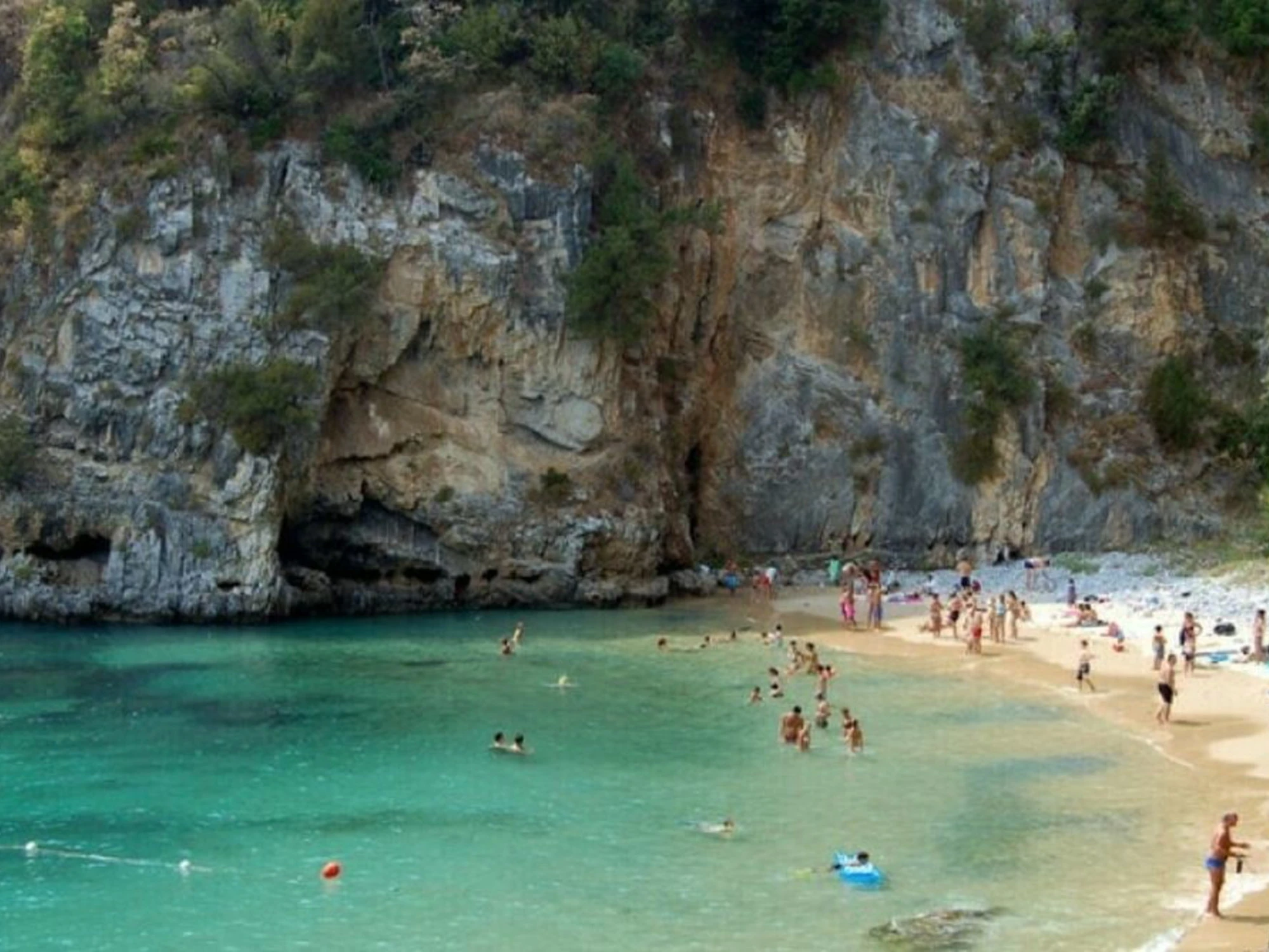 Cilento, turisti morsi dai pesci: "Emorragie alle gambe, il quadro è grave"