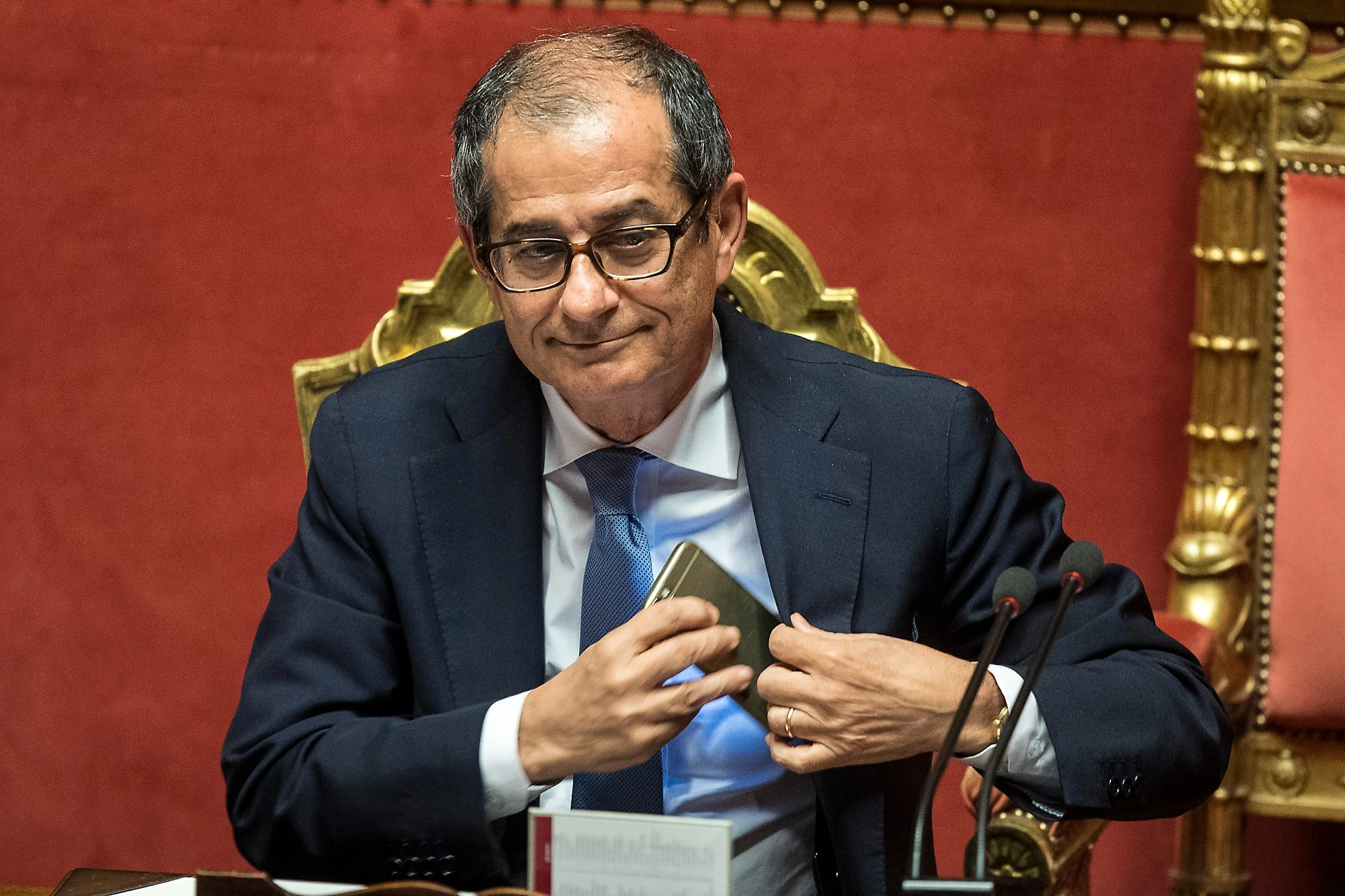 Manovra, Giovanni Tria e la telefonata con Sergio Mattarella: "Resto per spirito di patria"
