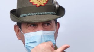 Generale Figliuolo, "immunizzare anche immigrati e senzatetto". Vaccini, che rischio stiamo correndo