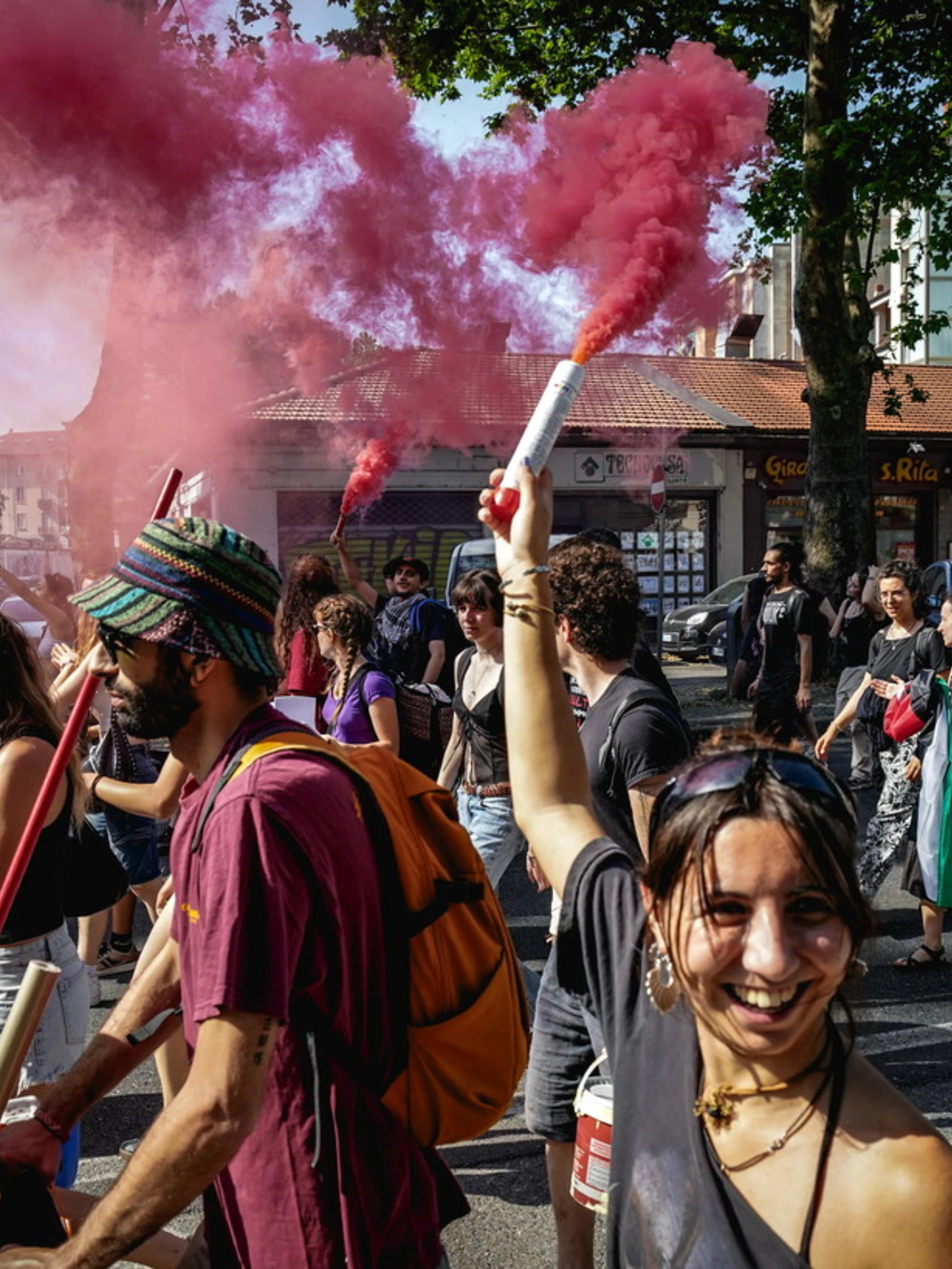 Tutti a sgobbare, tranne quattro fanatici: c'è più lavoro ma la sinistra frigna. E un saluto ai lettori