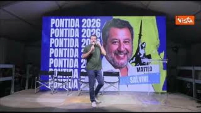 Salvini sale sul palco di Pontida Giovani: Stiamo facendo concorrenza a Roma-Inter