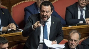 Matteo Salvini smaschera Pd e M5s: "Democratici solo a parole", urla e insulti in aula
