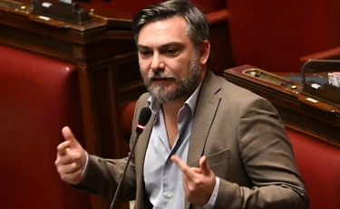 Trump contro Meloni, chi tocca il fondo a sinistra: "Se vuoi rifarti il trucco..."