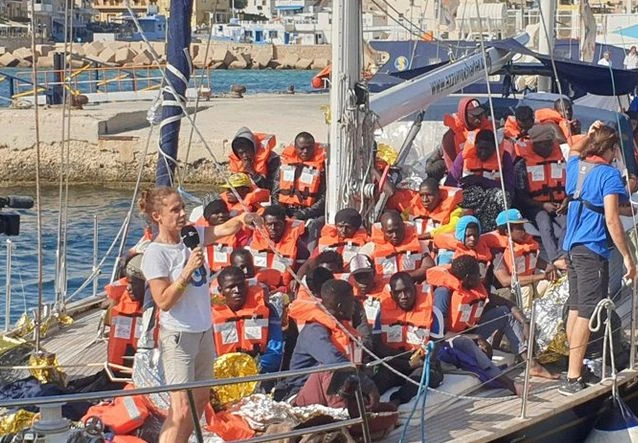 LA NAVE ALEX ATTRACCA AL PORTO DI LAMPEDUSA