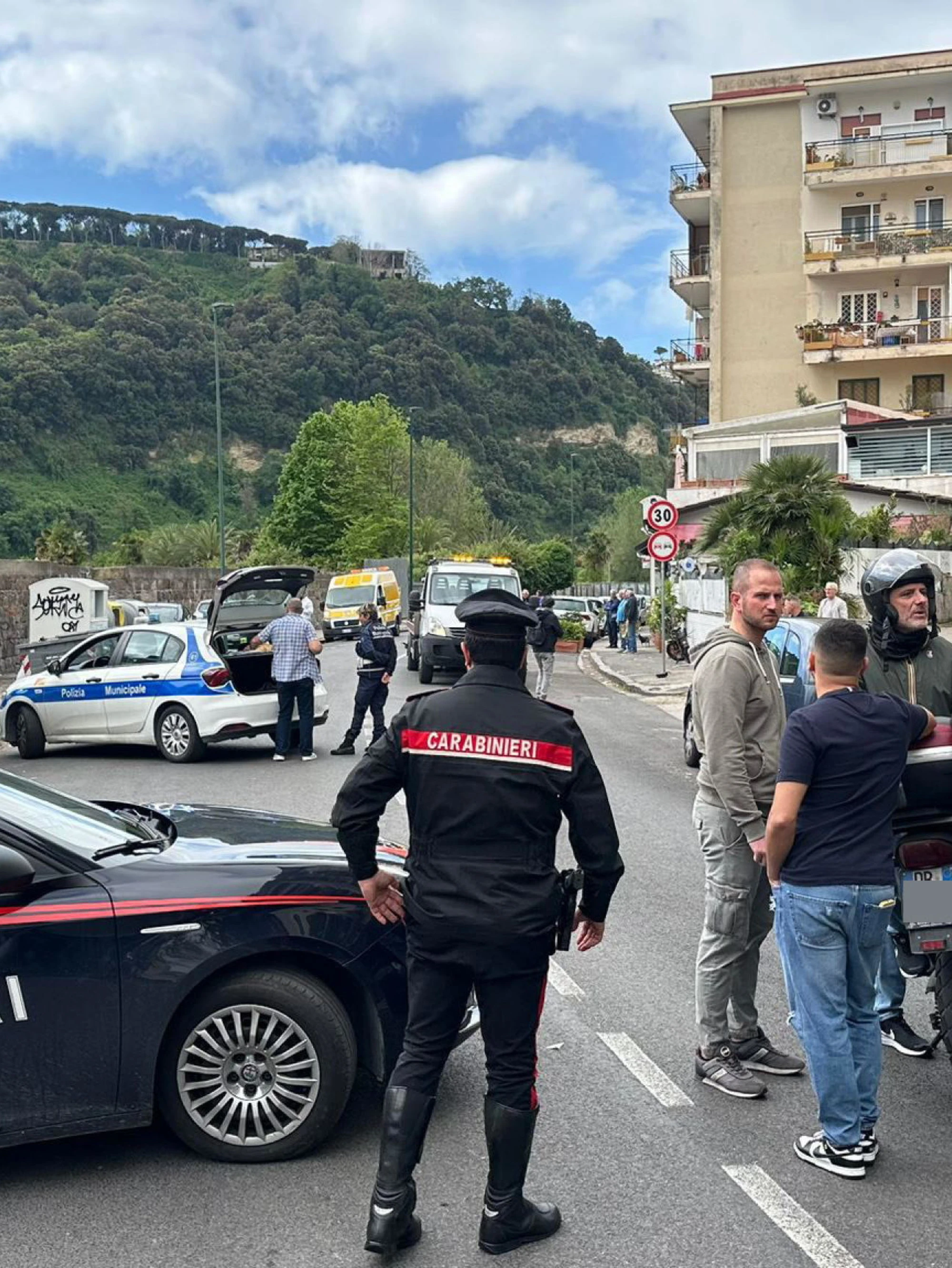 79enne legata, massacrata e rapinata in casa sua: è caccia alle belve