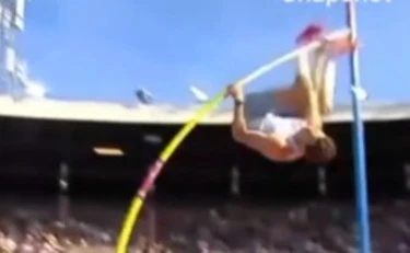 Duplantis, l'incredibile errore nel salto con l'asta: choc a