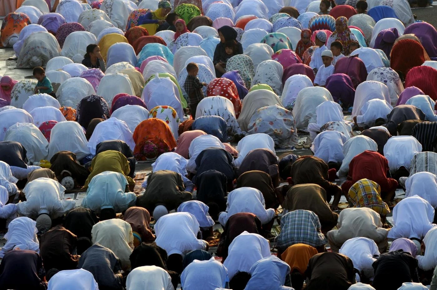 Islam, festa del Ramadan a scuola a Bologna: studenti italiani "sfrattati", lezione fuori sotto il sole