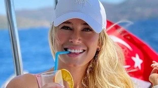 Diletta Leotta, primo piano proibito e quel fiocco... proprio lì. Prego? Vietata ai minori
