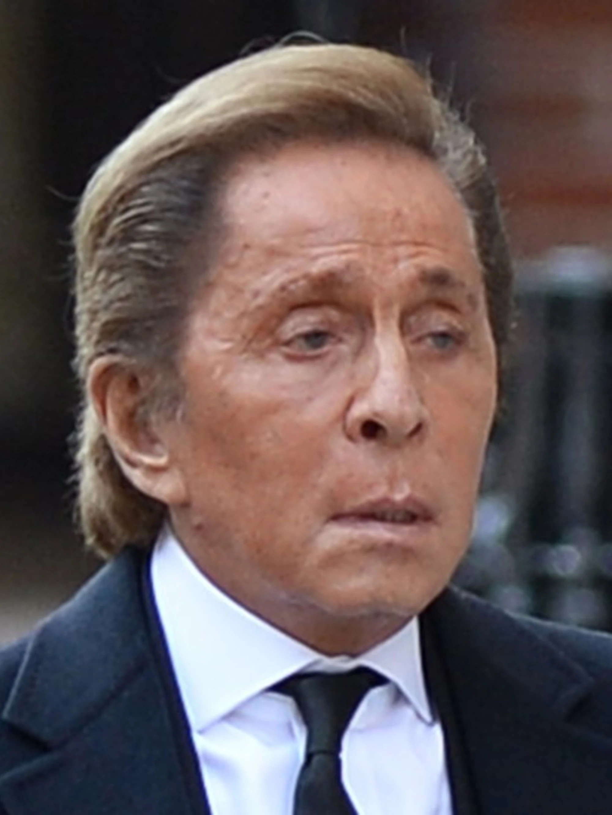 Valentino, banditi irrompono nella sua villa: la sicurezza apre il fuoco