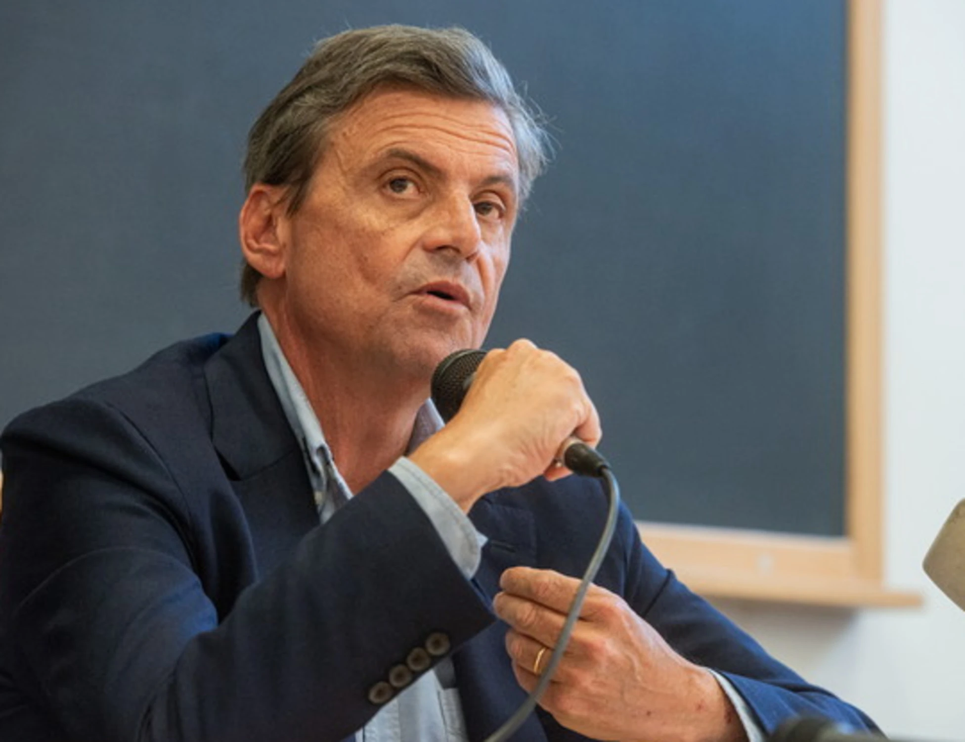 Calenda "non è mio amico": la manifestazione a Milano, subito una contestazione