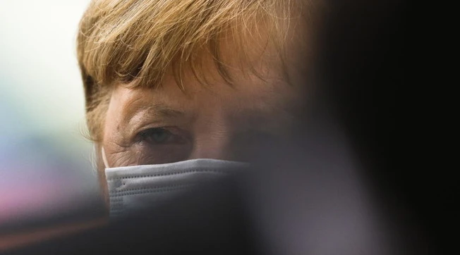 Vaccino, l'Europa punta tutto su Pfizer: "Pronto un terzo contratto". Un assist alla Germania?