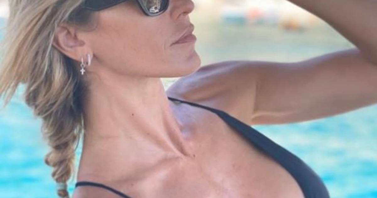 Elena Santarelli in costume, la domanda indiscreta sul seno rifatto: "Come le gomme dell'auto"