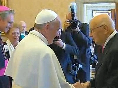 Francesco riceve Napolitano in Vaticano: credenti e non insieme contro le ingiustizie