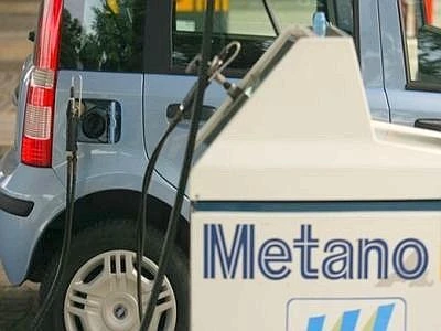 Auto a metano a tutto gas, alla pompa costano la metà e ancora meno inquinano