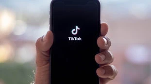 TikTok, la cordata Usa prova a comprarsi il colosso: chi sfida la Cina comunista