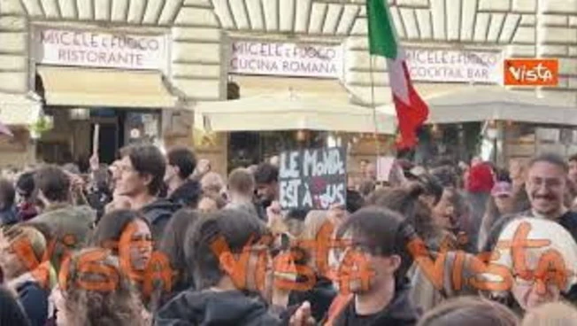 'Fuori l'Italia dalla guerra', l'enorme striscione alla manifestazione a Roma