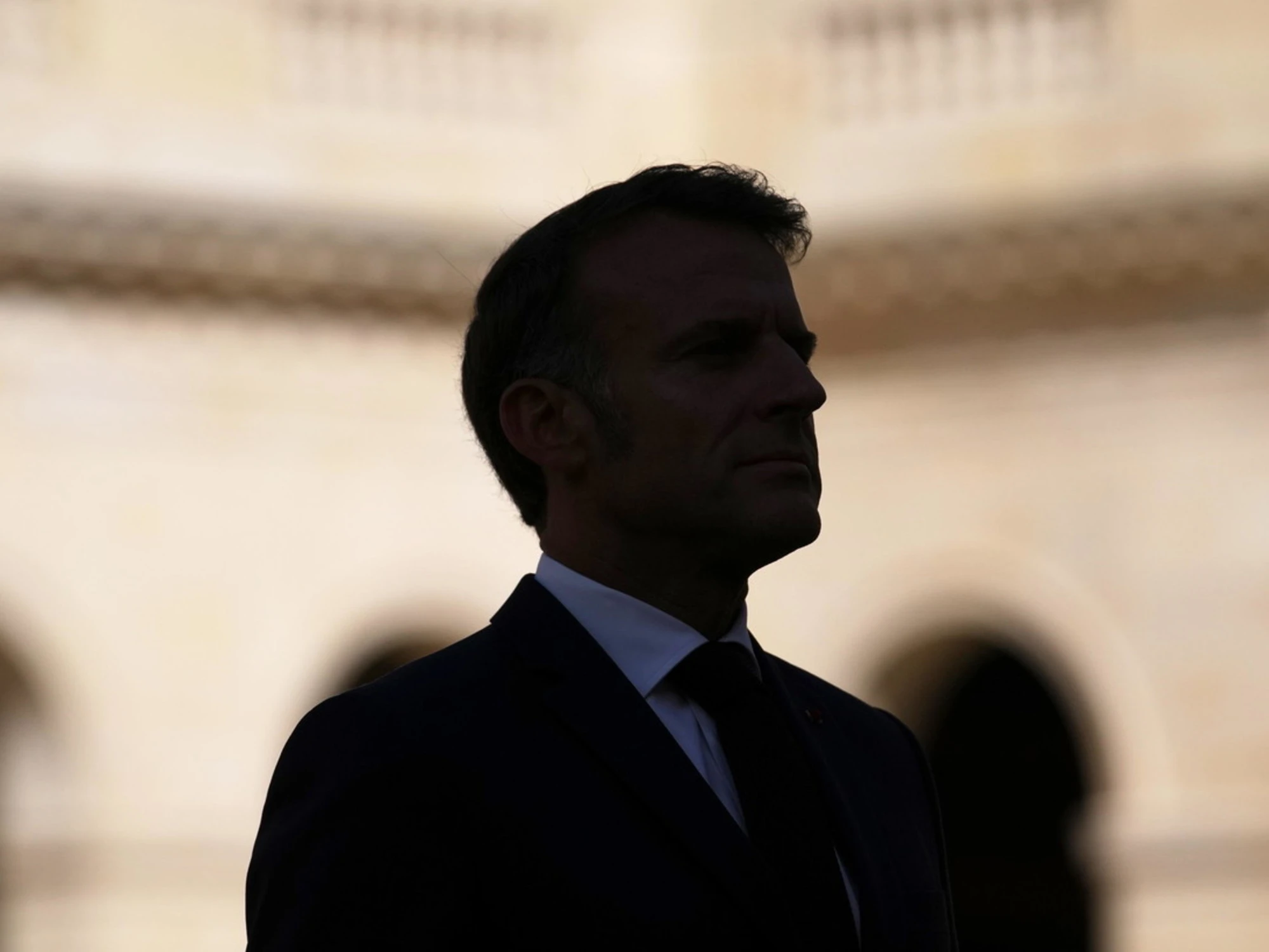 Macron non se ne va: via alle consultazioni per trovare un premier
