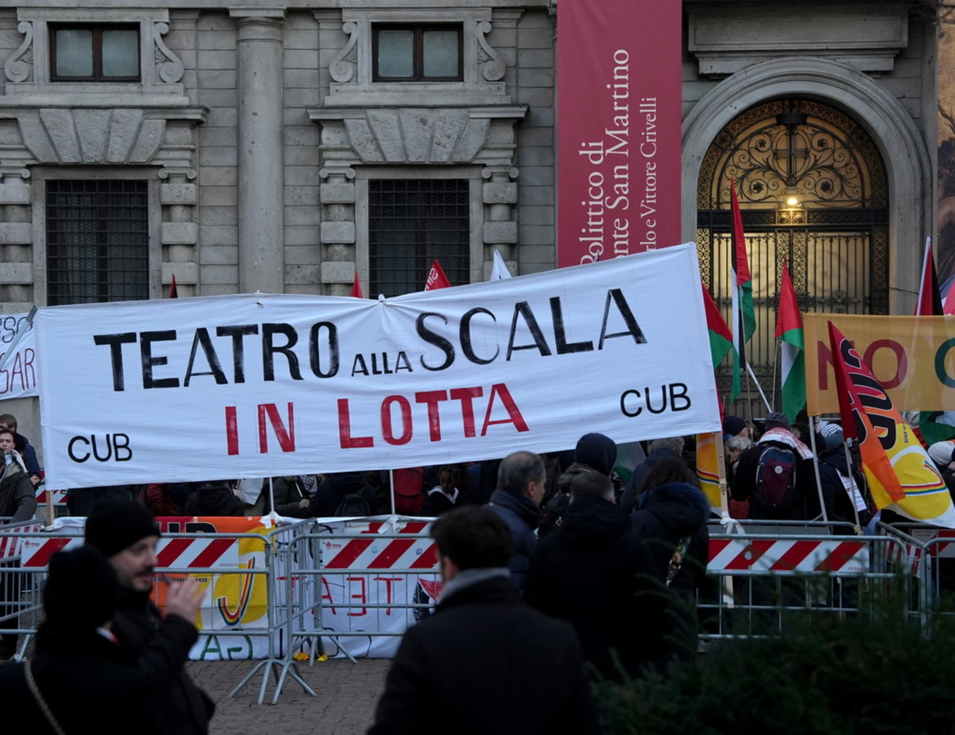 Prima della Scala, Sala criticato dal centro sociale: "Araldo dai calzini arcobaleno"