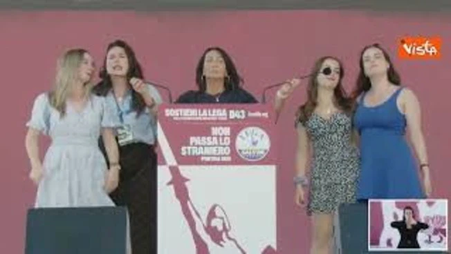 Donne in burqa sul palco di Pontida, lo show contro l'islamizzazione in Italia