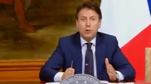 Giuseppe Conte parla in conferenza e gli italiani lo coprono di insulti: nessuno si fida più del premier