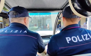 Trento, prova a scappare e morde la mano a un agente: il raptus dello straniero
