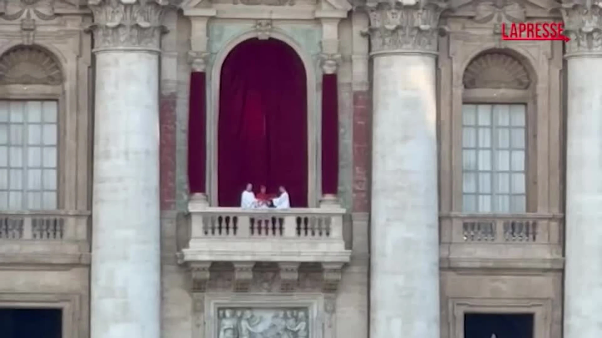 Papa Leone XIV, la preghiera con i fedeli a San Pietro