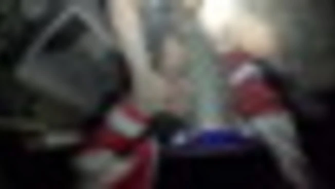 L'urlo della madre iraniana sotto le macerie: "Mia figlia è viva?"