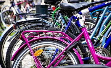 Livorno, beccato con bici rubate per 27mila euro? Marocchino investe e pesta agente