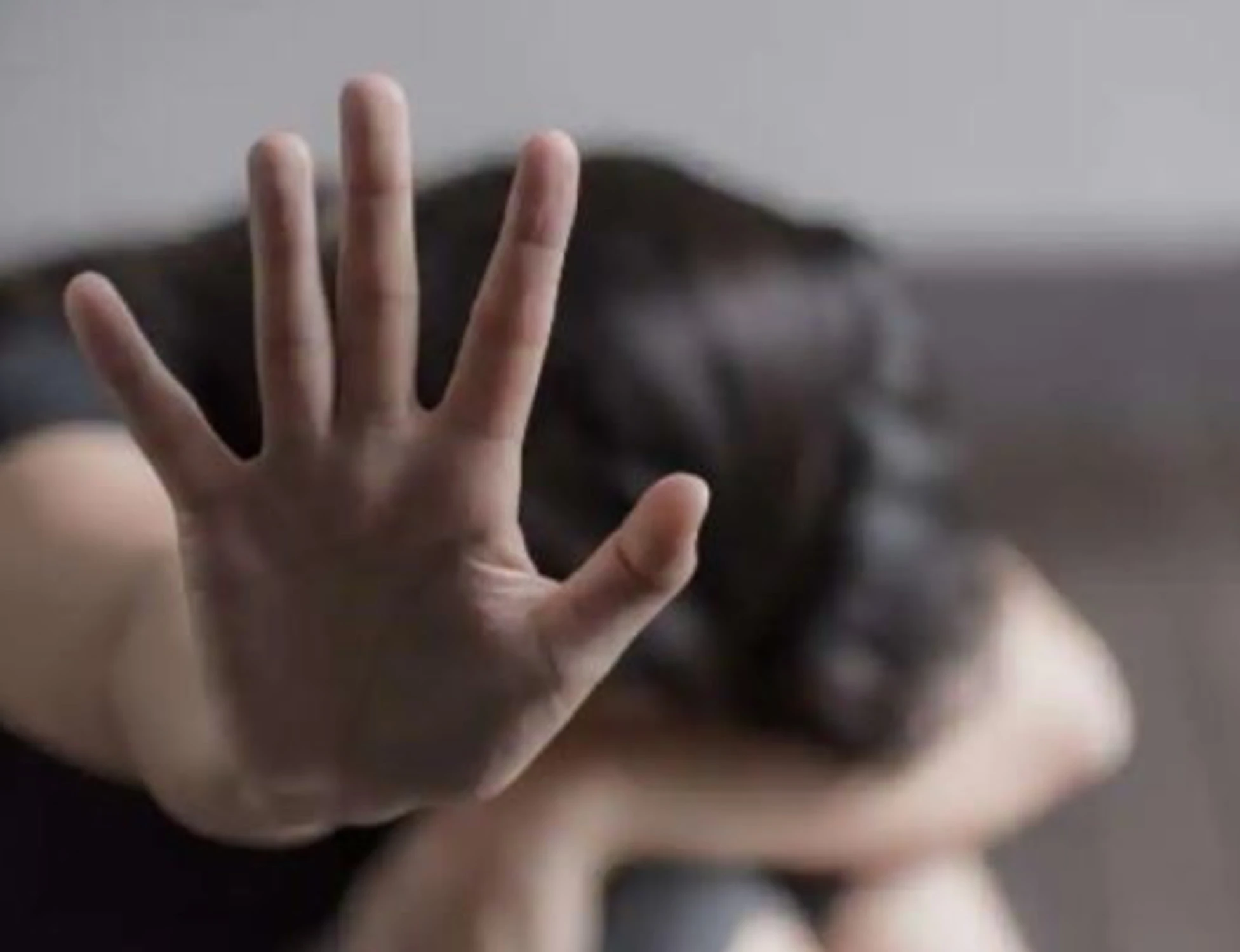 Orrore sul treno Bologna-Bolzano, massacra la compagna incinta: chi è la belva