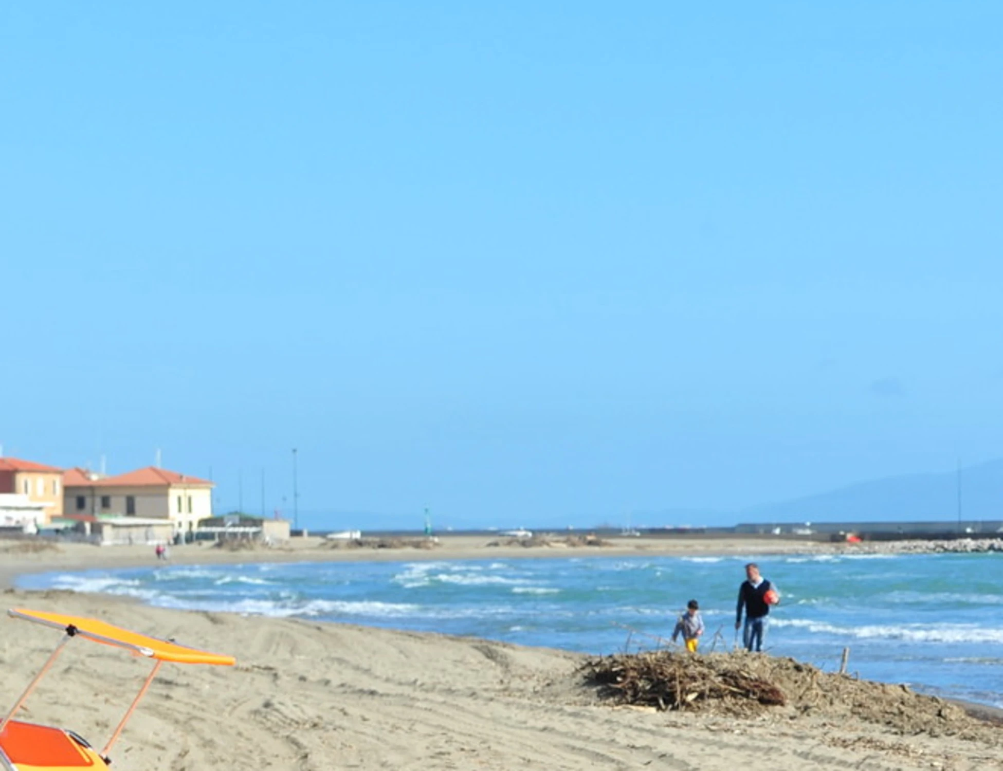 Campofelice di Roccella, paura in spiaggia: cosa è stato trovato