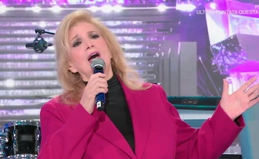 Domenica In, insulti vergognosi a Iva Zanicchi: "Starnazza"