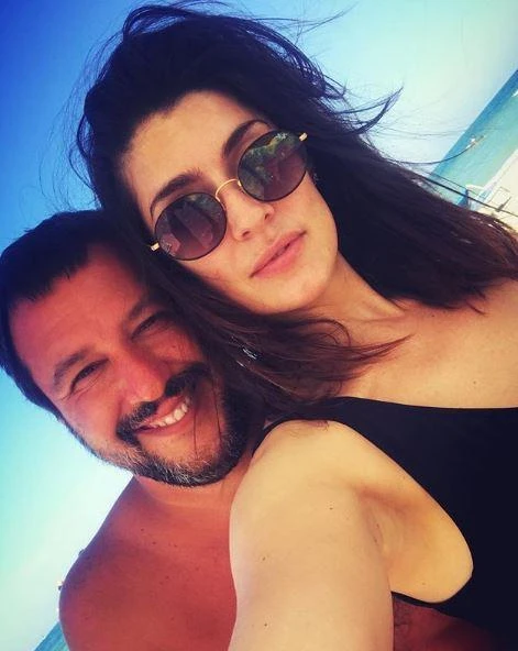 Matteo Salvini ed Elisa Isoardi, il selfie dalla spiaggia romagnola