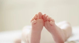 Coronavirus, un neonato di 37 giorni muore per Covid-19 ad Atene: il caso scuote la Grecia