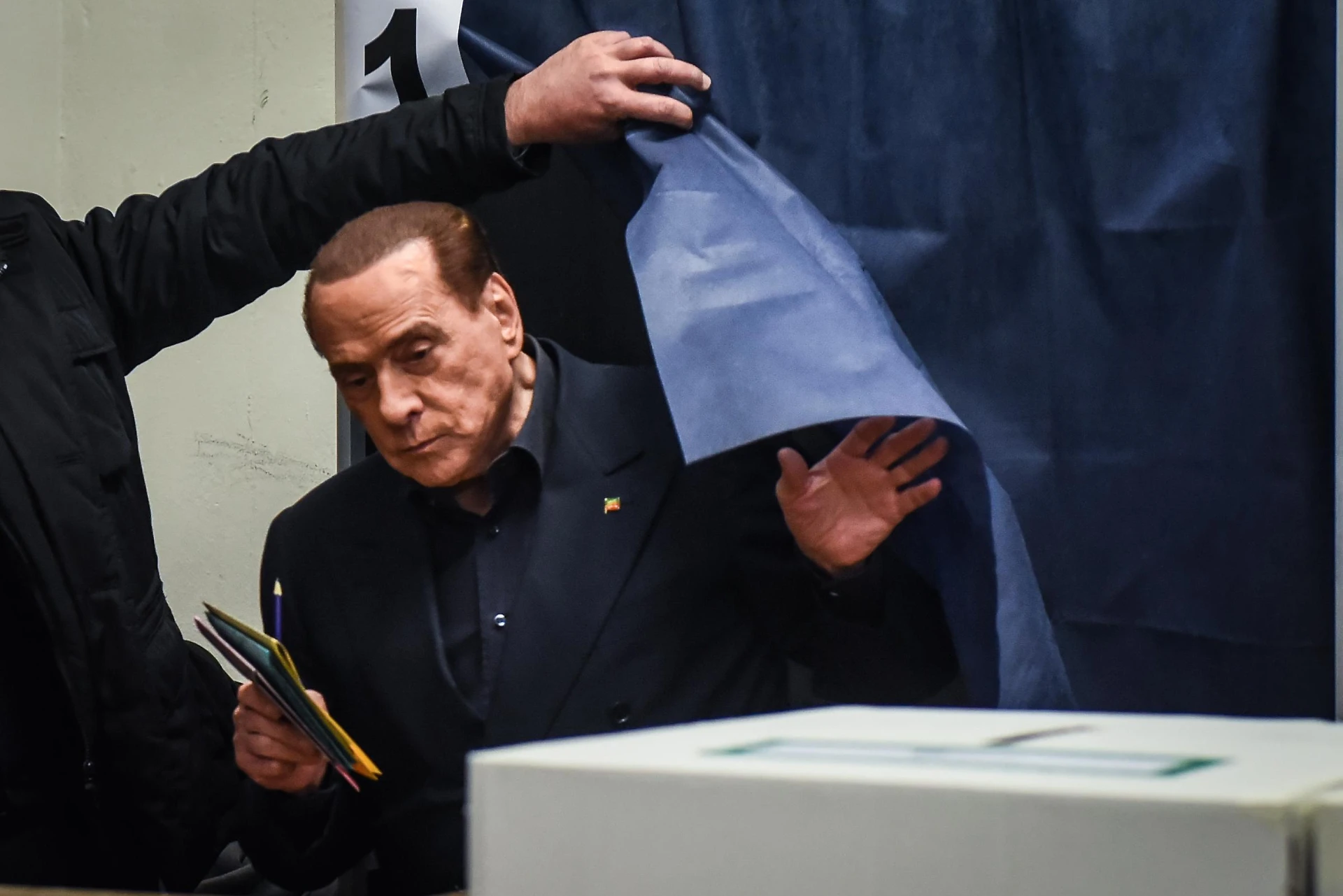 Silvio Berlusconi, la lettera a deputati e senatori: "No alla paralisi, ci porterebbe a nuove elezioni"