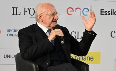 De Luca spiana Schlein e Fico: "Il tempo delle scemenze è finito"