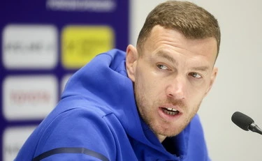 Dzeko e l'arte del gol in conferenza stampa