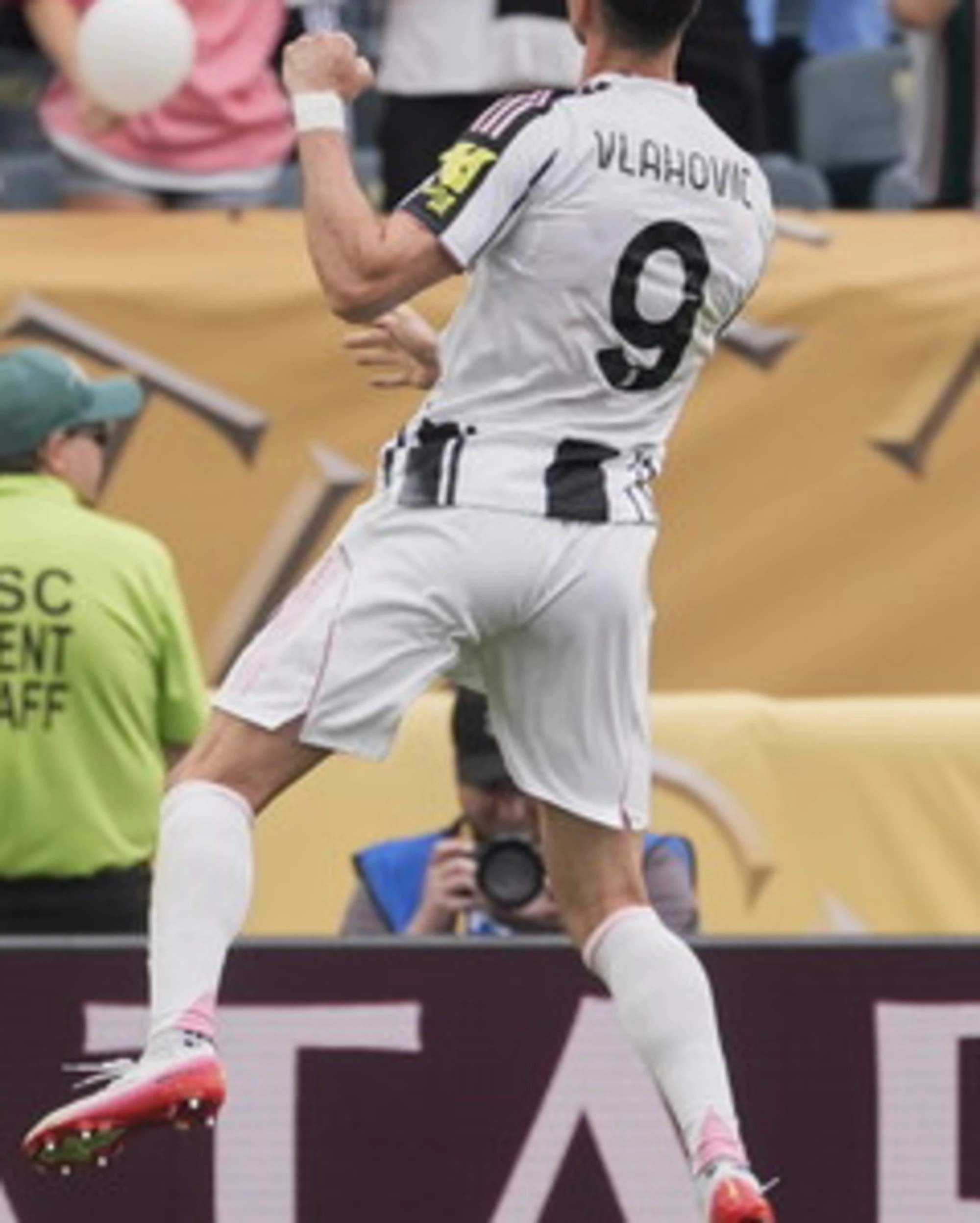 Da Vlahovic a Osimhen: il rebus dei 9 deciderà la Serie A