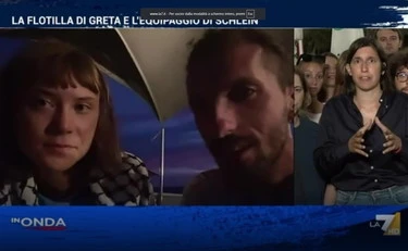 In Onda, Elly Schlein in ginocchio da Greta Thunberg: "Voi meglio dei governi"