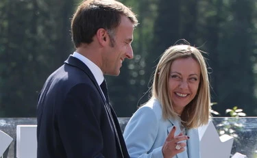 Macron chiede a Meloni una alleanza per far slittare l'accordo Ue-Mercosur