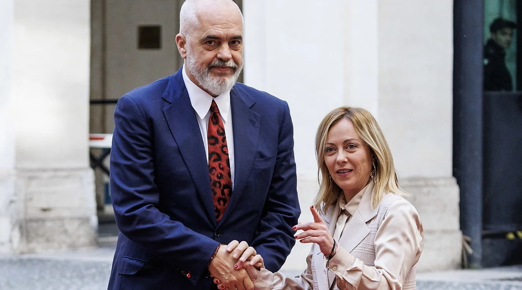 Meloni, il patto Italia-Albania sull'immigrazione: "Soluzione innovativa". Cambia tutto